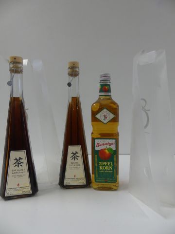 null Lot de 3 vieilles bouteilles : 2 bouteilles de Boisson spiriteuse au thé et...