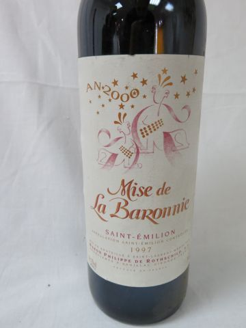 null Bouteille de Saint Emilion, Mise de la Baronnnie, 1997.