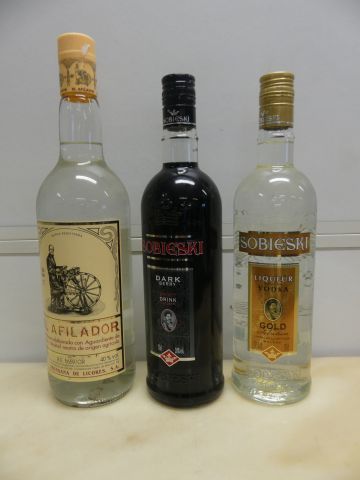 null Lot de 3 bouteilles : 1 Liqueur de Vodka Sobieski Gold selection 70 cl 37,5...