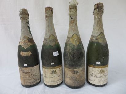 null Lot de 4 bouteilles de champagne : 3 Betrand de Vavry et 1 Georges Collin.