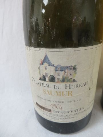 null Bouteille de Chablis, Courtault, 1995. On y joint une bouteille de Saumur, château...