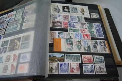 null MONDE Lot de 3 albums de timbres.