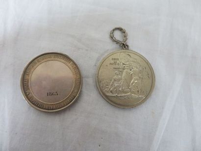 null Lot de comprenant une médaille en bronze et une en argent (65 g). Diam.: 5 ...