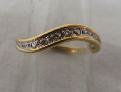 null Bague en or jaune 18K, ornée de brillants. Poids brut : 2,08 g