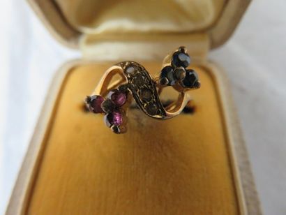 null Bague en or, à décor de pierres. Poids brut : 1,53 g Dans son écrin