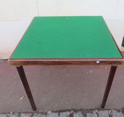 null Table de jeu dit "table de Bridge" en bois garnis d'un feutre vert , pliante....