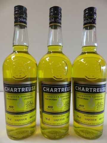 null 3 bouteilles de Chartreuse Jaune, Les Pères Chartreux 70 cl 40 % vol.