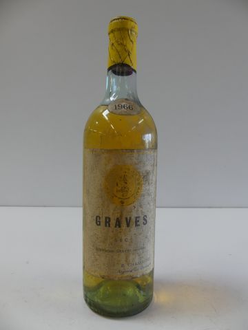 null Bouteille de Graves Blanc, R. Chassagne, 1966 (HE, Etiquette piquée)