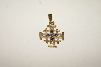 null Pendentif en forme de croix en or 18K, orné de brillants et saphirs. Poids brut...