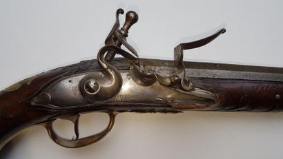 null FRANCE (?) Pistolet à silex.Signé sur la platine. Milieu du XVIIIe siècle.Longeur...