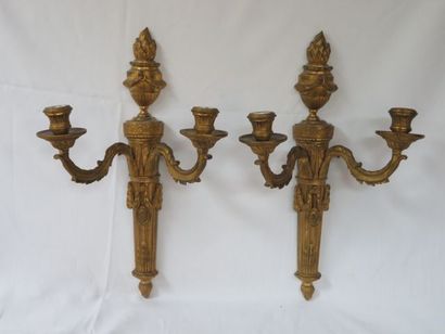 null Paire d'appliques en bronze doré à deux bras de lumières , style Louis XVI ....