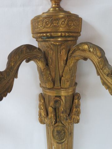 null Paire d'appliques en bronze doré à deux bras de lumières , style Louis XVI ....