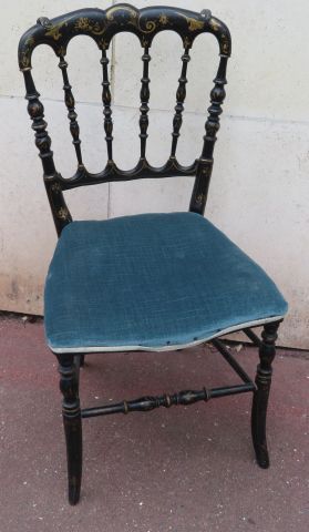 null Chaise d'appoint en bois noirci. Dossier à barrettes. Epoque Napoléon III.