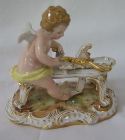 null MEISSEN Figure en porcelaine polychrome, figurant un Amour fabricant une arc....