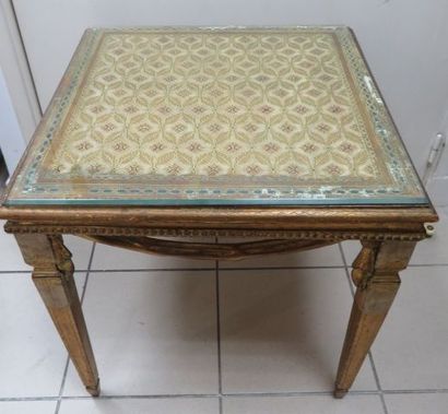 null Petite table en bois doré. Avec son dessus en verre. 52 x 52 x 52 cm