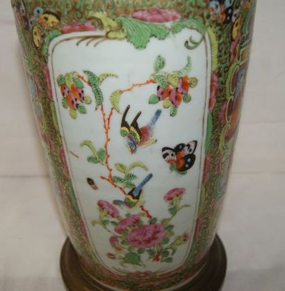null CHINE (Canton) Vase en porcelaine blanche à décor polychrome de scènes de palais....