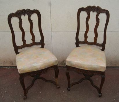 null Paire de chaises en bois naturel sculpté. Style Louis XV. (usure au vernis)...