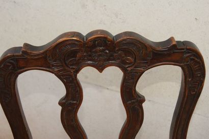 null Paire de chaises en bois naturel sculpté. Style Louis XV. (usure au vernis)...