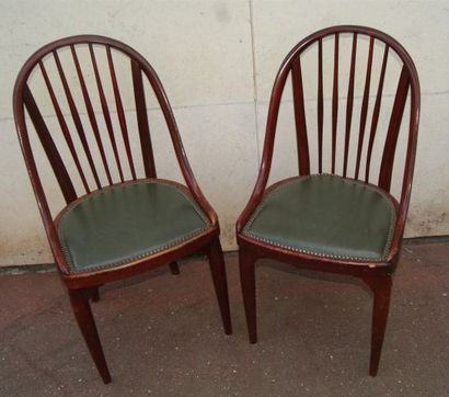 null THONET Paire de chaises en bois cintré. (usure au vernis) Assises en cuir v...