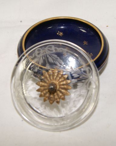 null Lot comprenant une petite boîte en Sèvres (porcelaine et cristal, diam.: 9 cm)...