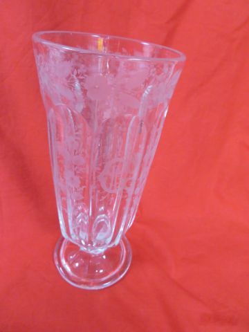 null BACCARAT Vase en cristal gravé de fleurs, chiffré. Haut.: 19 cm