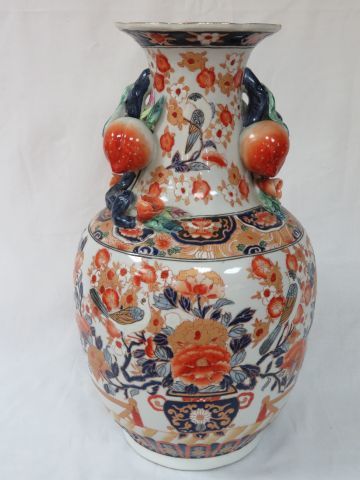 null JAPON Vase en porcelaine "Imari", à décor d'oiseaux et de fleurs sur le corps,...