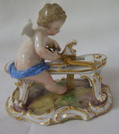 null MEISSEN Figure en porcelaine polychrome, figurant un Amour fabricant un arc....