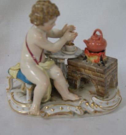 null MEISSEN Figure en porcelaine polychrome, figurant un putto chocolatier. XIXe...