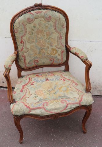 null Fauteuil en bois naturel sculpté. Style Louis XV. Garni de tapisserie.