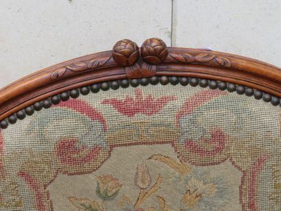 null Fauteuil en bois naturel sculpté. Style Louis XV. Garni de tapisserie.