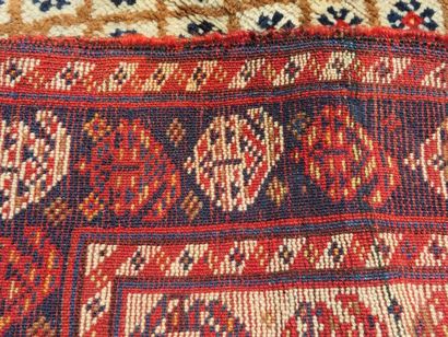 null Tapis Shiraz en laine, à décor géométrique sur fond beige. 156 x 102 cm