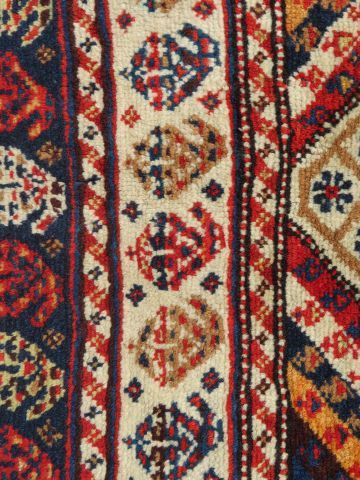 null Tapis Shiraz en laine, à décor géométrique sur fond beige. 156 x 102 cm