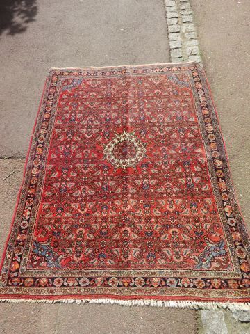 null Tapis Bidjar en laine, à décor géométrique sur fon rouge. 165 x 115 cm