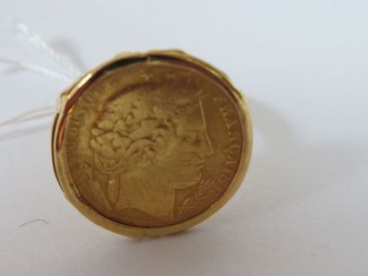 null PIèce de 10 francs (Napoléon III), montée en bague. Poids : 6,14 g TDD : 53
