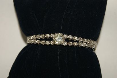 null Bracelet en or rhodié, pavé de brillants et centré d'un diamant jaune (environ...