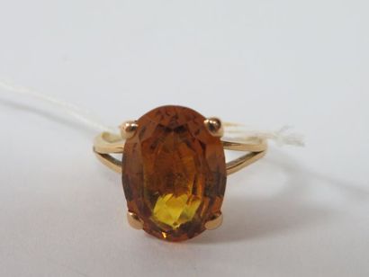 null Bague en or jaune ornée d'une citrine (?). Poids brut : 5,39 g TDD : 58-59