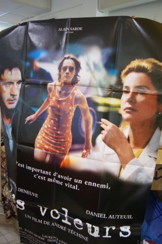null CINEMA Lot comprenant une affiche du films "Les Voleurs" (160 x 120 cm, déchirure)...