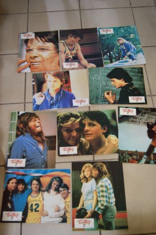 null CINEMA Lot comprenant une affiche du film "Teen Wolf" (160 x 120 cm) + 10 photos...