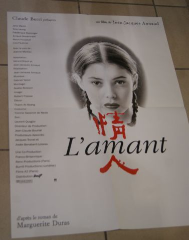 null CINEMA Lot comprenant une affiche du film "L'Amant" (53 x 41 cm), une "Cobra"...