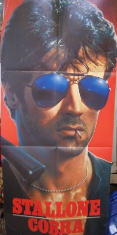 null CINEMA Lot comprenant une affiche du film "L'Amant" (53 x 41 cm), une "Cobra"...