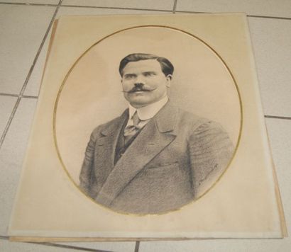 null PRUGNIERES "Portrait d'homme" Fusain. Signé et daté 1913. 50 x 38 cm En feu...