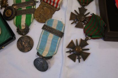 null Lot de médailles et décorations militaires. VENTE EN FAVEUR DE LA CROIX ROU...