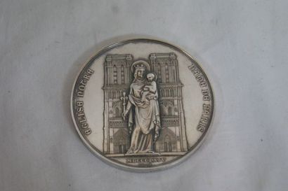 null Importante médaille en argent, figurant Notre Dame de Paris. Poids : 180 g Diam.:...