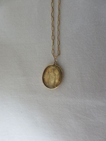 null Pendentif figurant ND de Lourdes et sa chaîne en or jaune 18K. Poids brut :...