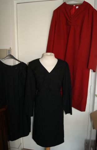 null Lot de 3 Robes , deux en tissus noir et une rouge. Circa 1980.Taille 42/44.BE.VENTE...