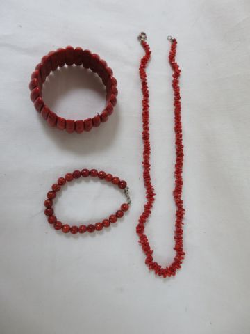 null Lot comprenant un collier en corail (longueur ouverte : 48 cm) et 2 bracelets...