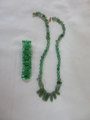 null Lot en pierre dure verte, comprenant un collier (longueur ouverte : 44 cm) et...