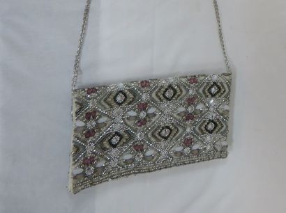 null Pochette en tissu brodé de perles. 16 x 23 cm