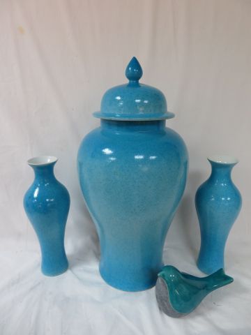 null Suite comprenant une potiche et deux vases en porcelaine bleue. Moderne. Haut.:...
