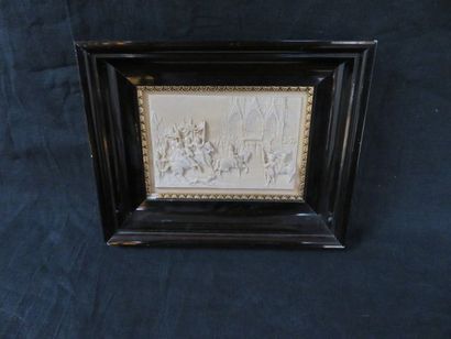 null Bas-relief en albatre figurant une bataille médievale.15 X20 cm. Cadre en bois...